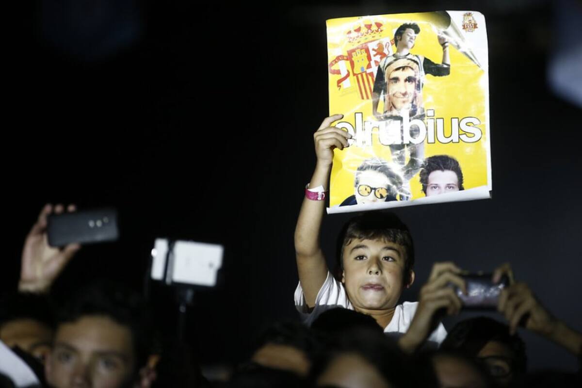 El español El Rubius se encontró con un gran número de fanáticos que esperaban poder tener contacto de cerca con el español.