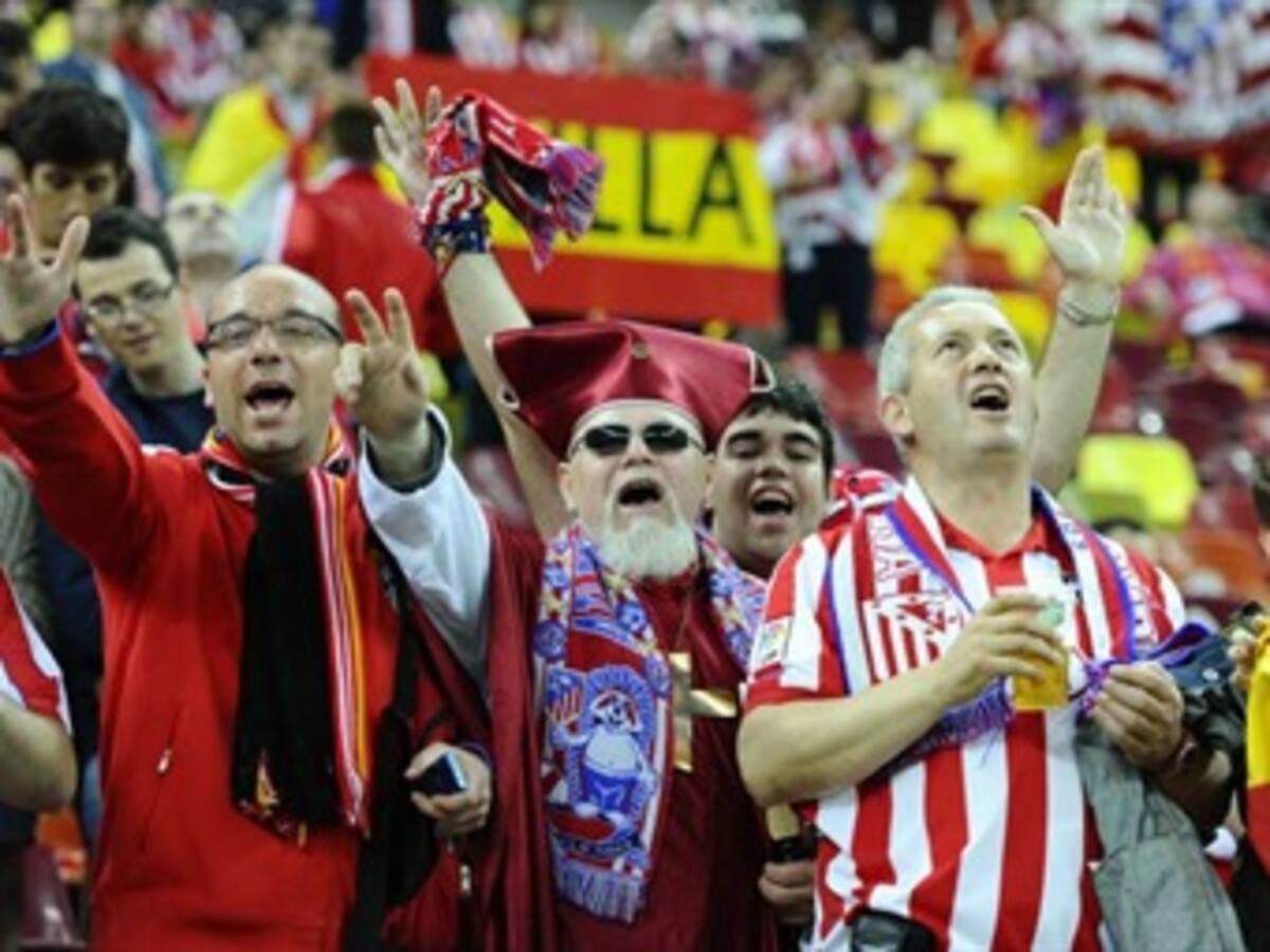 Acompañamiento multitudinario al Atlético en entrenamiento previo al derbi