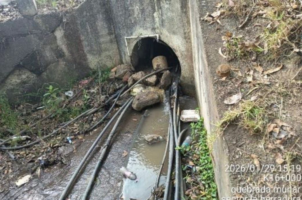 Intervenciones irregulares en quebrada de la vía al Llano pondrían en riesgo la infraestructura