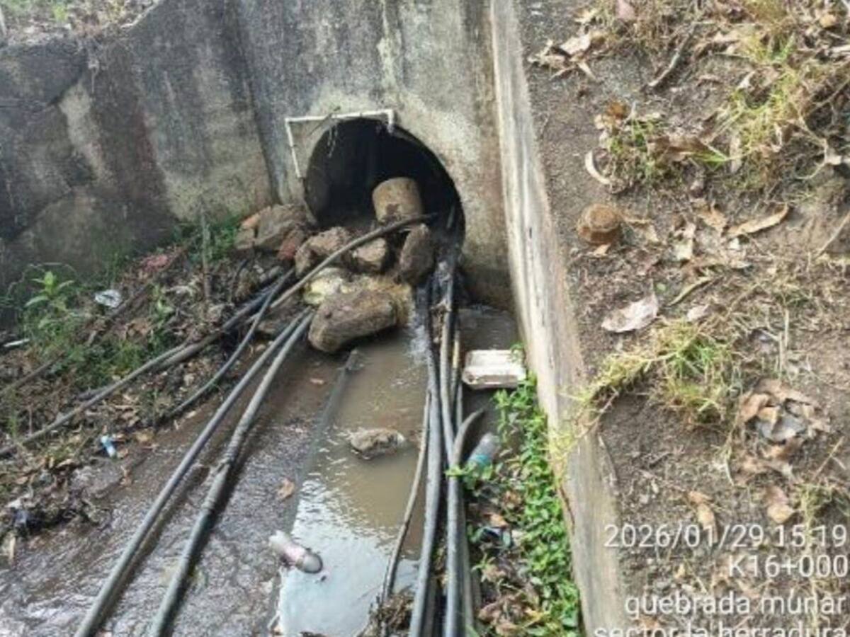 Intervenciones irregulares en quebrada de la vía al Llano pondrían en riesgo la infraestructura