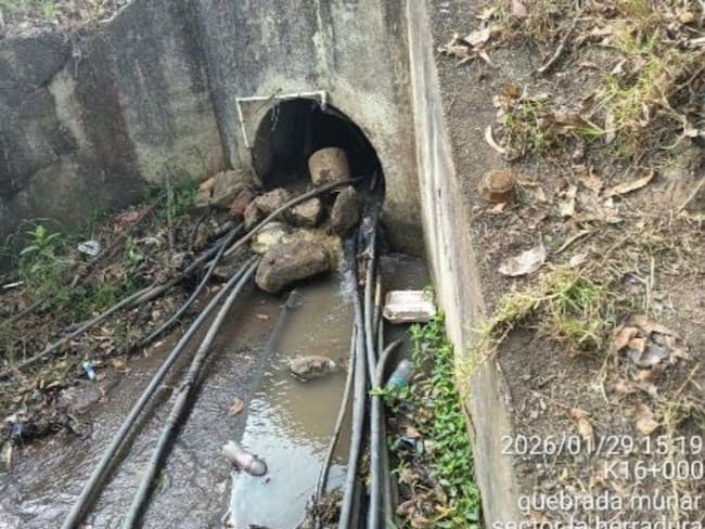 Intervenciones irregulares en quebrada de la vía al Llano pondrían en riesgo la infraestructura