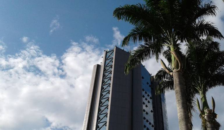 Desde las 5:20AM hasta las 9:00AM Toda la información local en Caracol Radio