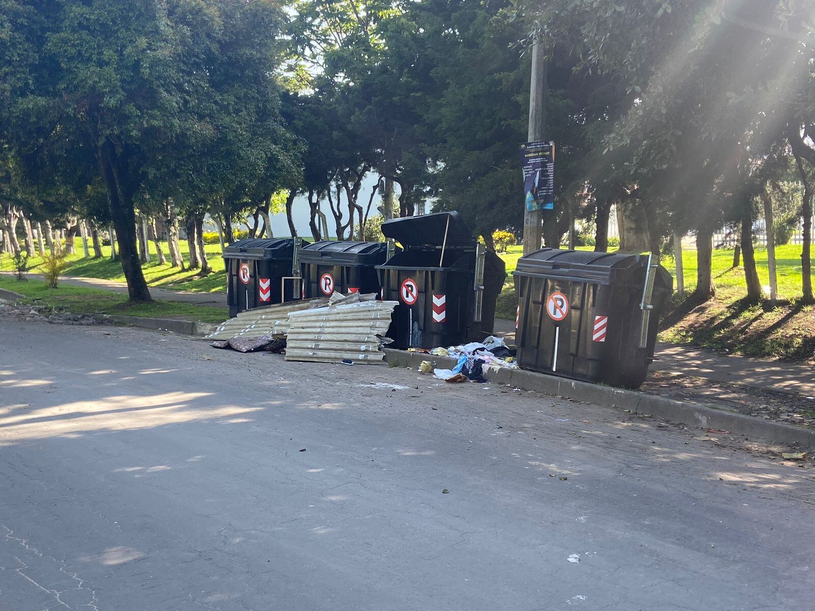 Cuatro de los tantos contenedores que tiene la carrera 58// Luis Felipe Calderón