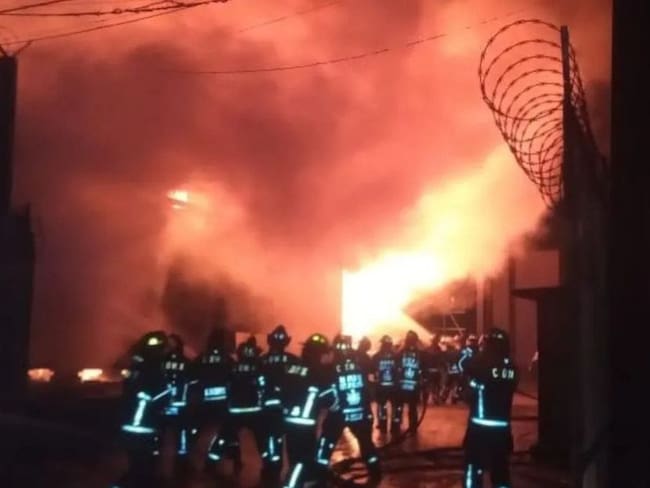Incendio en Ciudad de México deja 3000 personas evacuadas