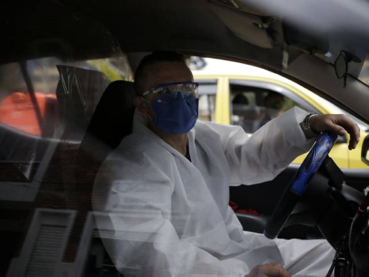 Entregarán 10.000 kits de protección con tapabocas y gel a los taxistas