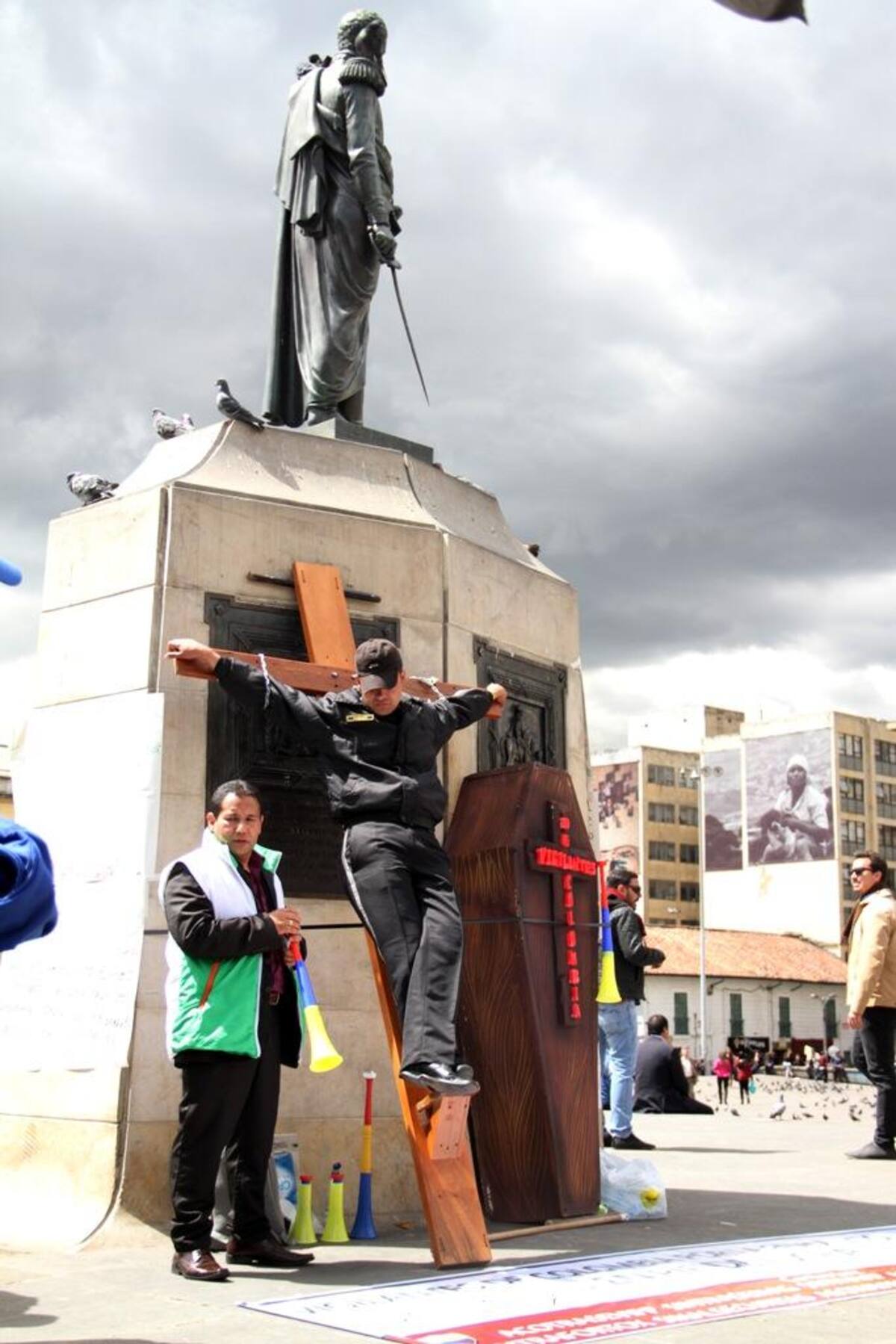Un grupo de vigilantes y celadores, decidieron entrar en huelga de hambre, hasta que el gobierno le escuche sus peticiones.