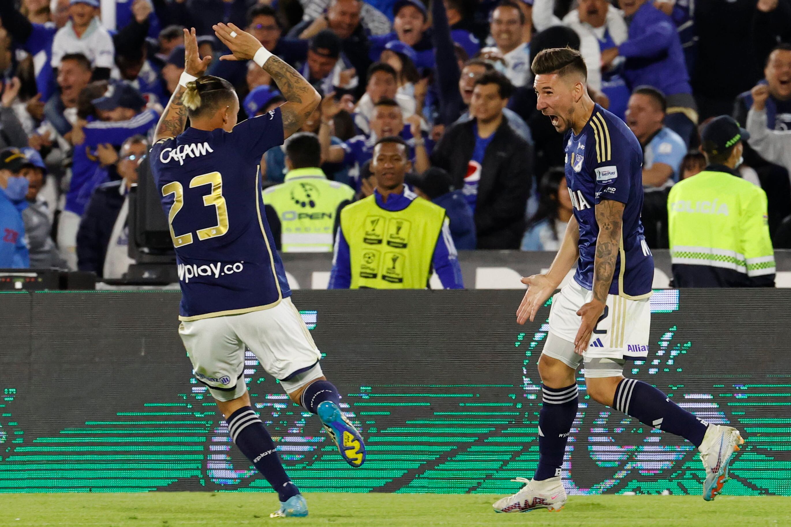 AMDEP5086. BOGOTÁ (COLOMBIA), 24/01/2024.- Santiago Giordana (d) de Millonarios celebra su gol contra Junior hoy, en la final de la Superliga colombiana entre Millonarios y Junior en el estadio El Campín en Bogotá (Colombia). EFE/ Mauricio Dueñas Castañeda