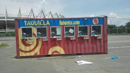 Los hinchas esperan que las boletas se vendan en la taquilla que permanece en el parqueadero del estadio Metropolitano