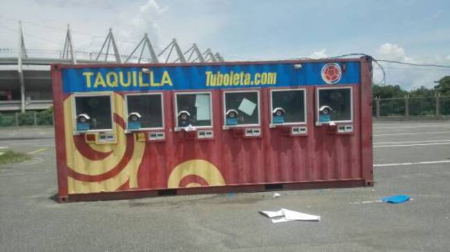 Los hinchas esperan que las boletas se vendan en la taquilla que permanece en el parqueadero del estadio Metropolitano