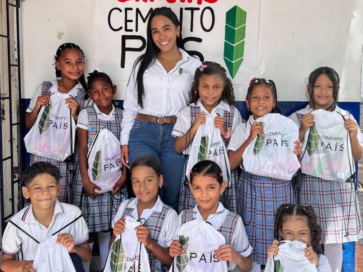 Cemento País entregó kits escolares a la Institución Educativa Hijos de María, sede Rafael Tono