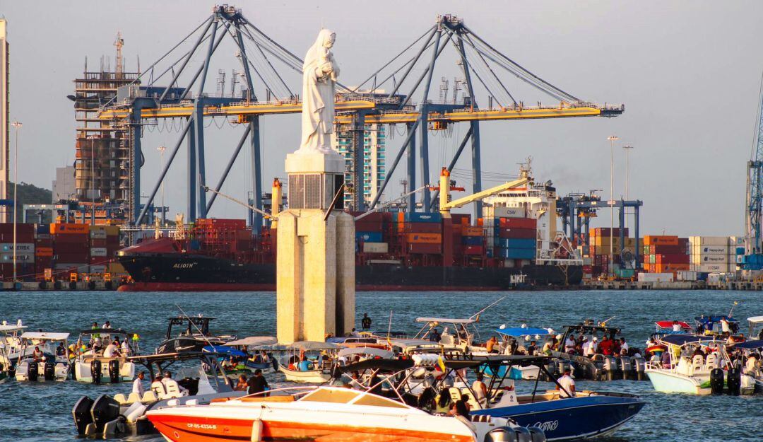 Se realizó un acto simbólico ante el monumento ubicado en la bahía interna de la ciudad heroica