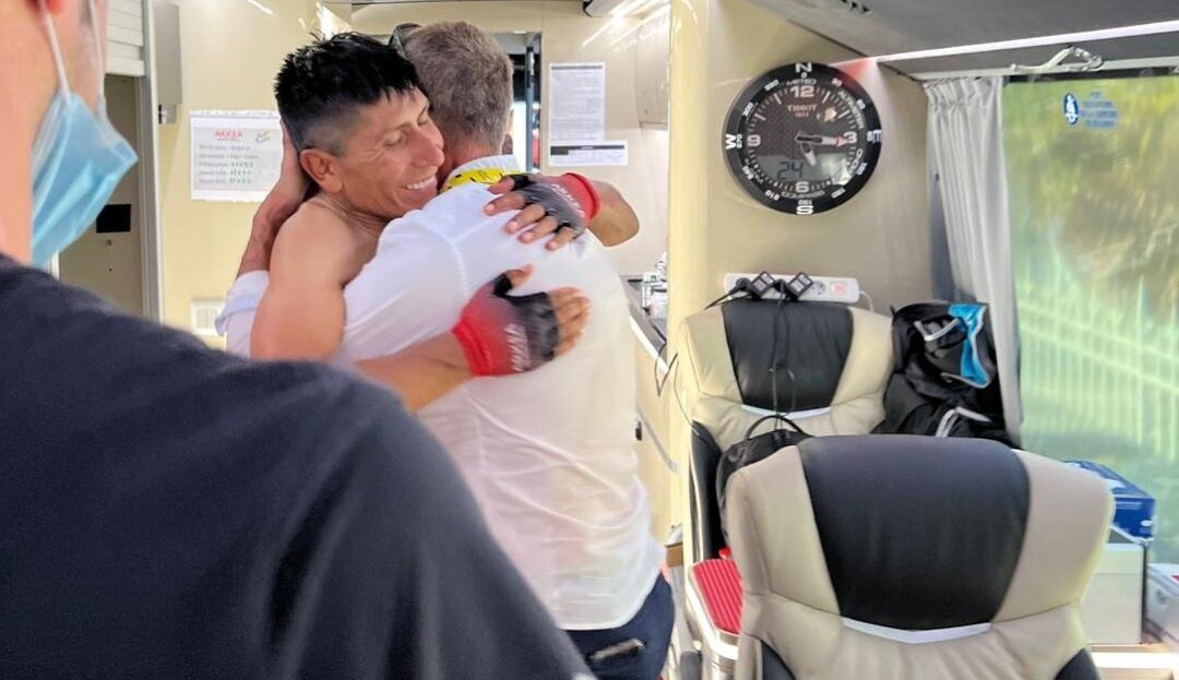 Nairo Quintana abraza a uno de los directores del Arkea Samsic al final de la etapa 16.