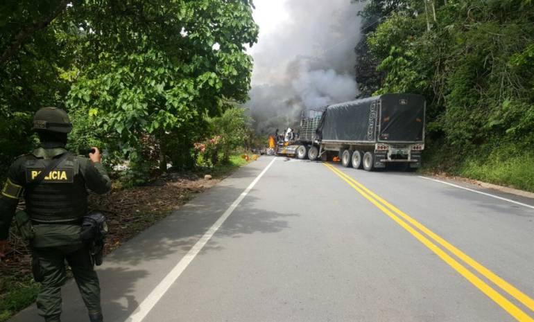 Queman tractomula en Tarazá.