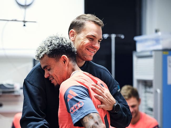Manuel Neuer y Luis Díaz / Getty Images