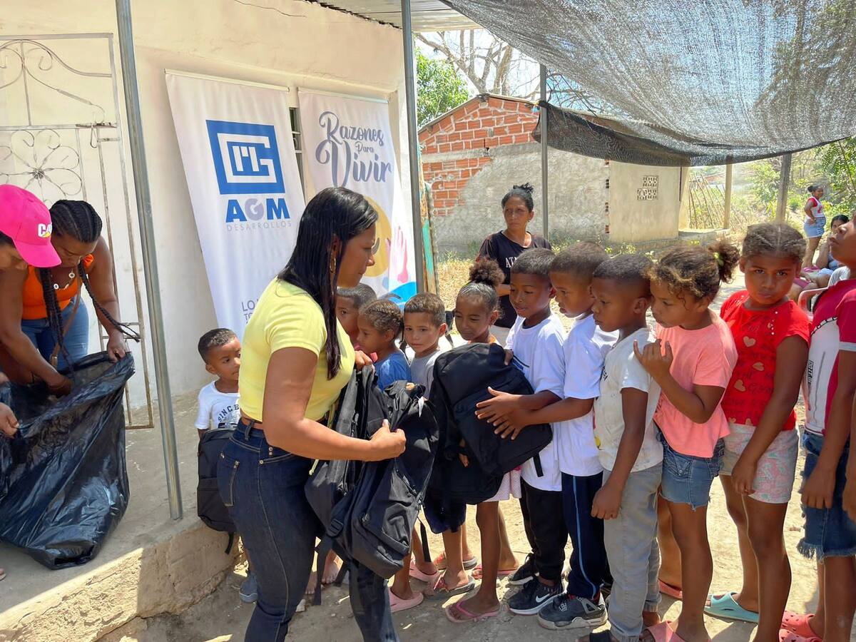 Fundación AGM Huellas de Piedra dona kits educativos a niños de Clemencia