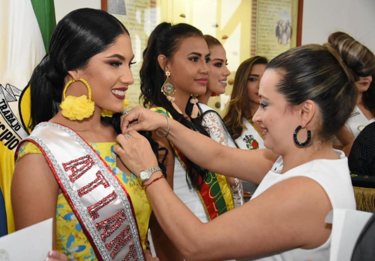 Imposición de bandas a las candidatas al certamen nacional