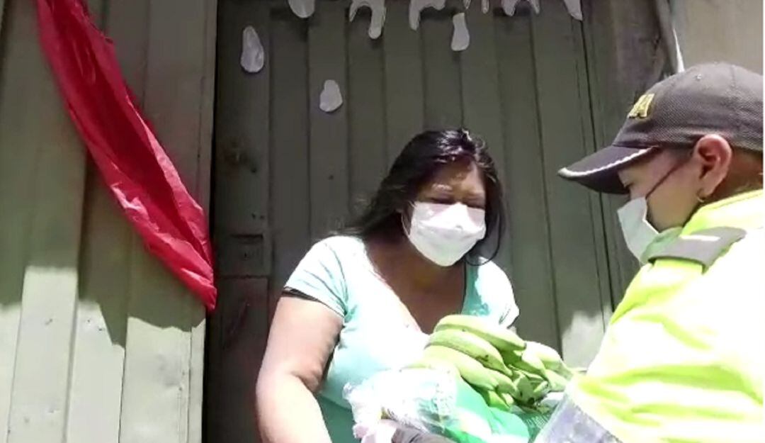 Entrega de leche y bananos a familias vulnerables del sur de Bogotá