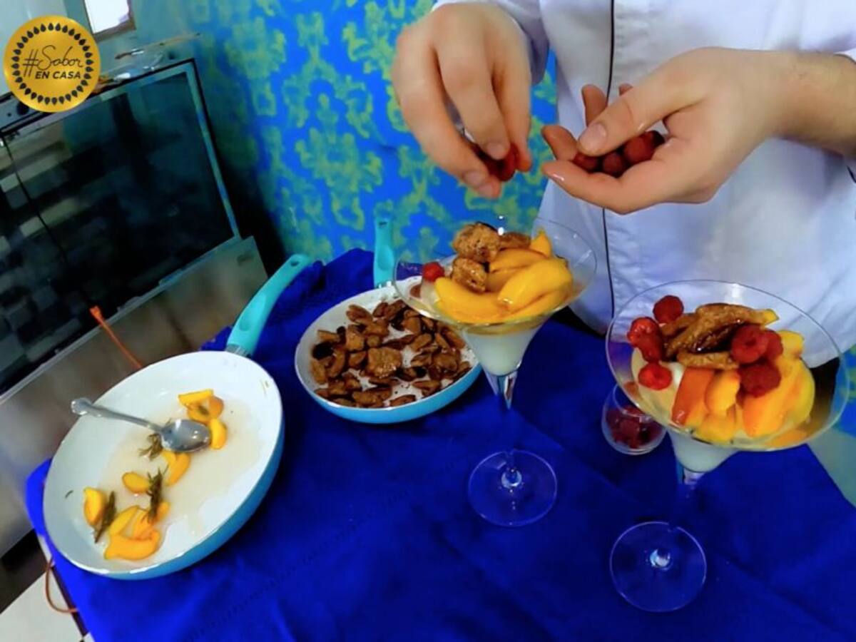 Postre de duraznos, nueces y yogur griego