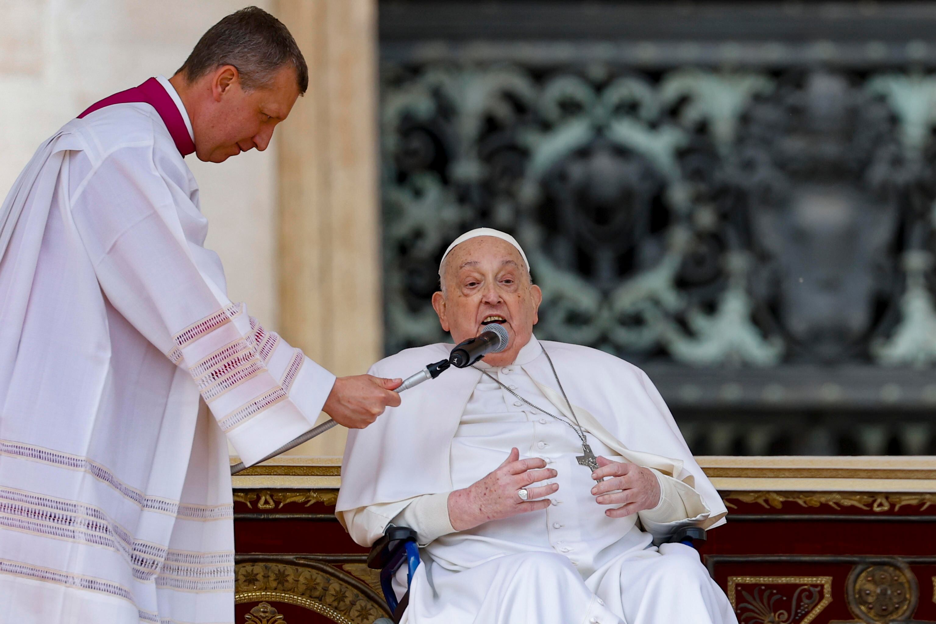 VATICAN CITY (Vatican City State (Holy See)), 13/04/2025.- Pope Francis speaks at the end of the Mass on Palm Sunday in St. Peter's Square at the Vatican, 13 April 2025. (Papa) EFE/EPA/FABIO FRUSTACI