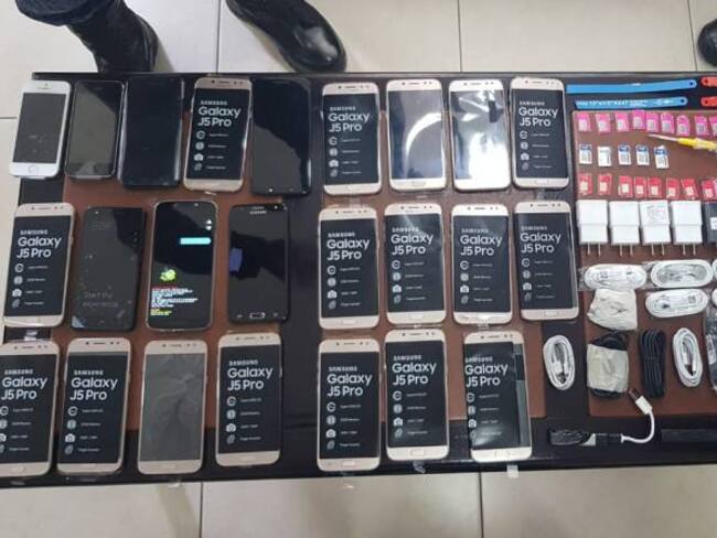 Bajo un yeso, mujer intentó ingresar 24 celulares a La Picota