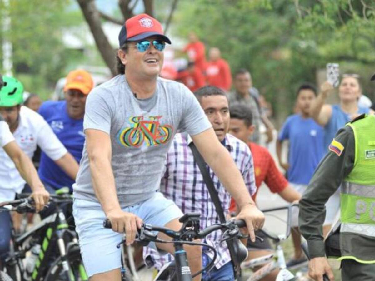Montado en bicicleta se goza Carlos Vives el Festival Vallenato