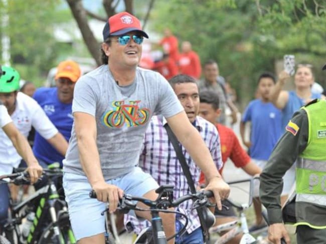 Montado en bicicleta se goza Carlos Vives el Festival Vallenato
