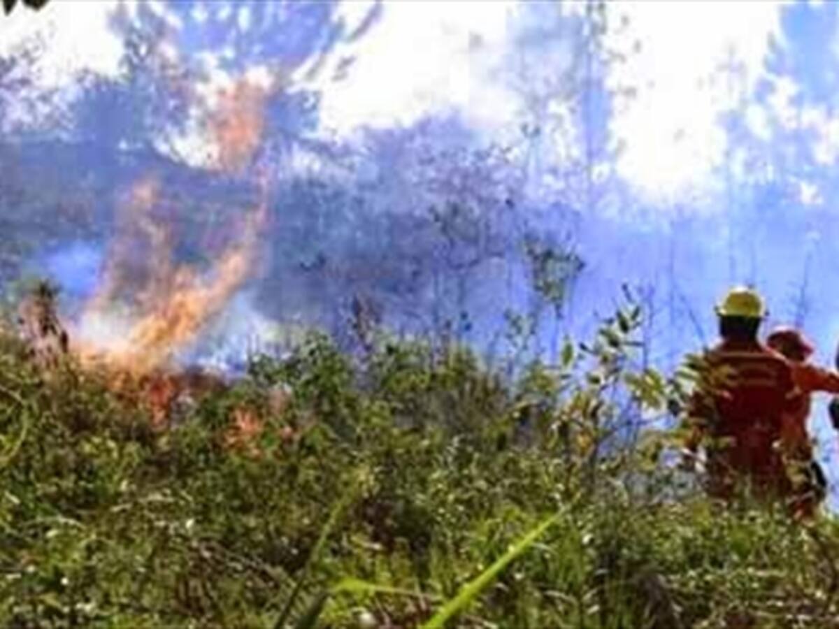 Llega tercer helicóptero a Necoclí, buscan controlar incendio reactivado