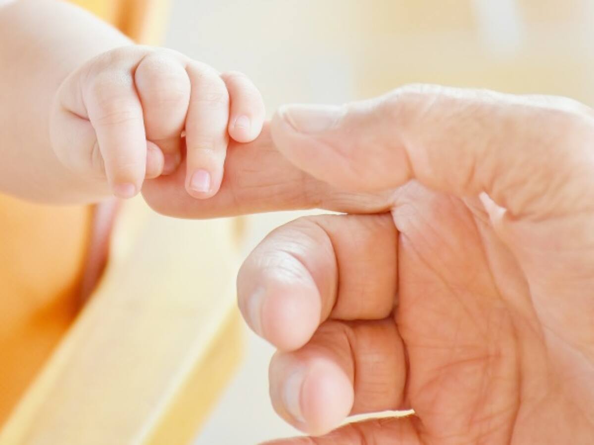 Emotiva reacción de una pareja al enterarse que van a ser abuelos