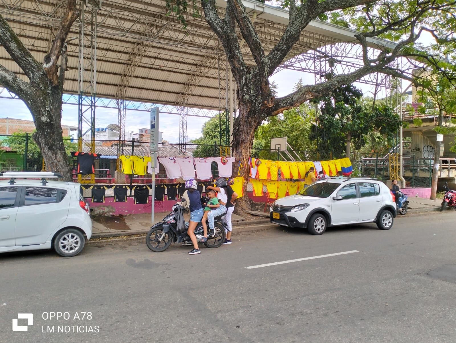 Se prohíbe armas neumáticas, de aire, de fogueo de letalidad reducida. Foto Caracol Radio.