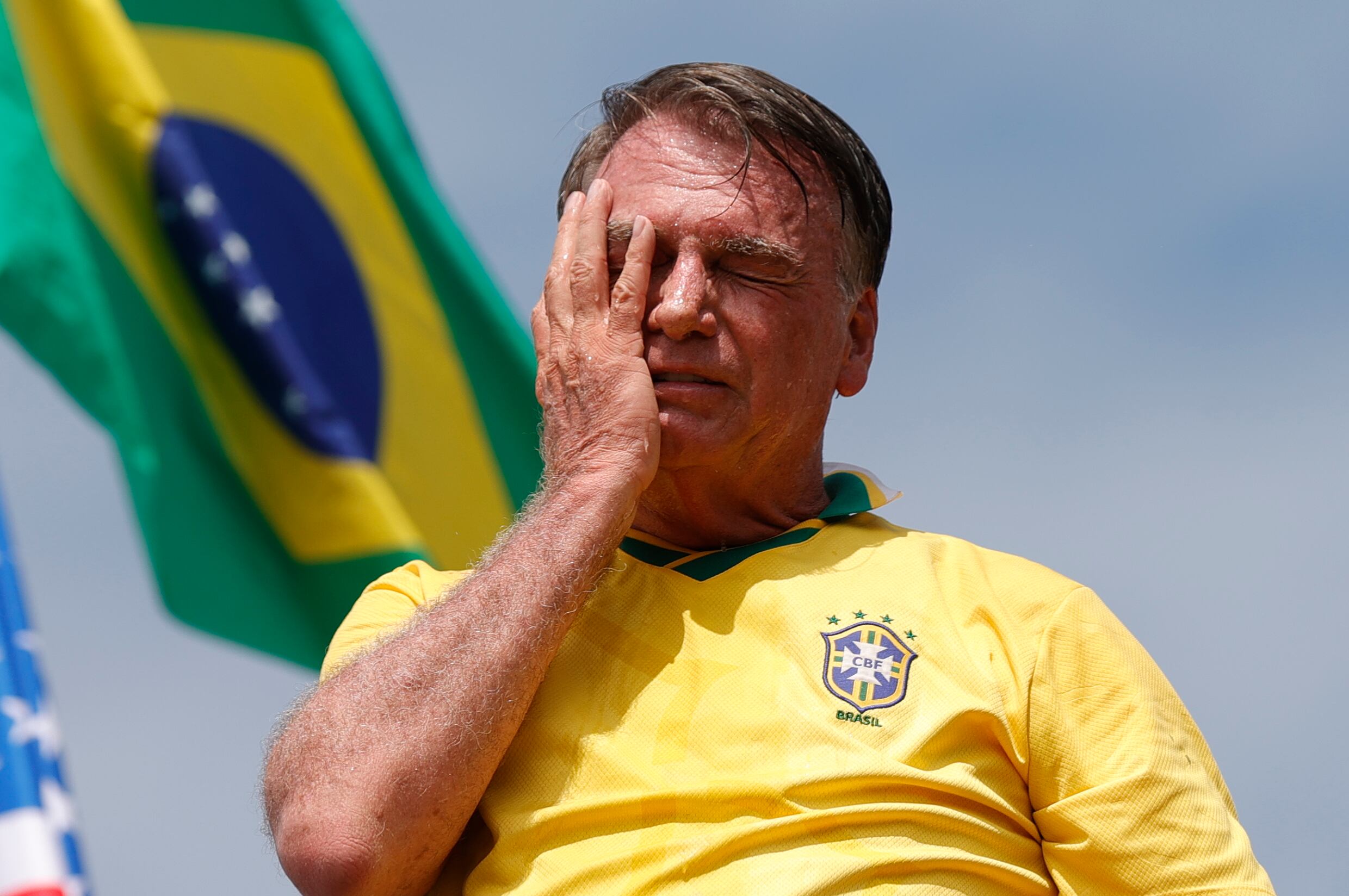 El expresidente de Brasil Jair Bolsonaro reacciona durante un evento este domingo en la playa de Copacabana en Río de Janeiro (Brasil). Bolsonaro participó en el evento que promueve la amnistía para los condenados por las invasiones golpistas a la sede de los Tres Poderes el 8 de enero de 2023. EFE/ Andre Coelho