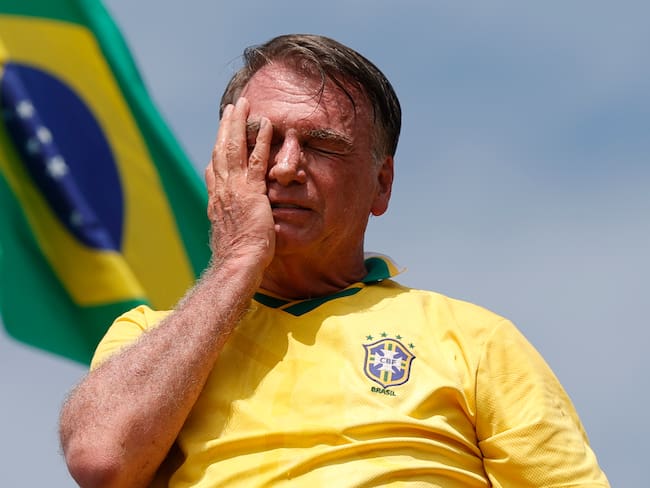 -FOTODELDÍA- AMDEP3583. RÍO DE JANEIRO (BRASIL), 16/03/2025.- El expresidente de Brasil Jair Bolsonaro reacciona durante un evento este domingo en la playa de Copacabana en Río de Janeiro (Brasil). Bolsonaro participó en el evento que promueve la amnistía para los condenados por las invasiones golpistas a la sede de los Tres Poderes el 8 de enero de 2023. EFE/ Andre Coelho