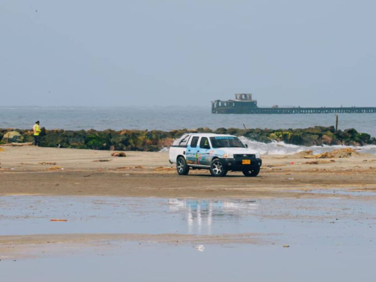Activan plan de contingencia en Puerto Colombia ante residuos en las playas