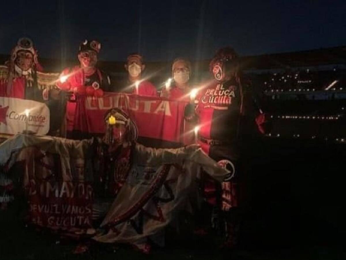 Hinchas del Cúcuta Deportivo encendieron velas por regreso del equipo