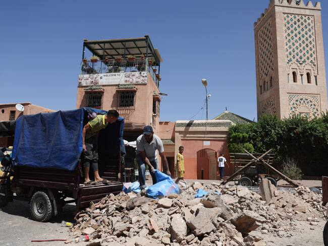 Marrakesh (Marrocos), 10/09/2023.- People clean the debris of damaged buildings that collapsed in a powerful earthquake in Marrakech, Morocco, 10 September 2023. A magnitude 6.8 earthquake that struck central Morocco late 08 September has killed at least 2,012 people and injured 2,059 others, 1,404 of whom are in serious condition, damaging buildings from villages and towns in the Atlas Mountains to Marrakesh, according to a report released by the country&#039;s Interior Ministry. The earthquake has affected more than 300,000 people in Marrakesh and its outskirts, the UN Office for the Coordination of Humanitarian Affairs (OCHA) said. (Terremoto/sismo, Marruecos) EFE/EPA/TIAGO PETINGA