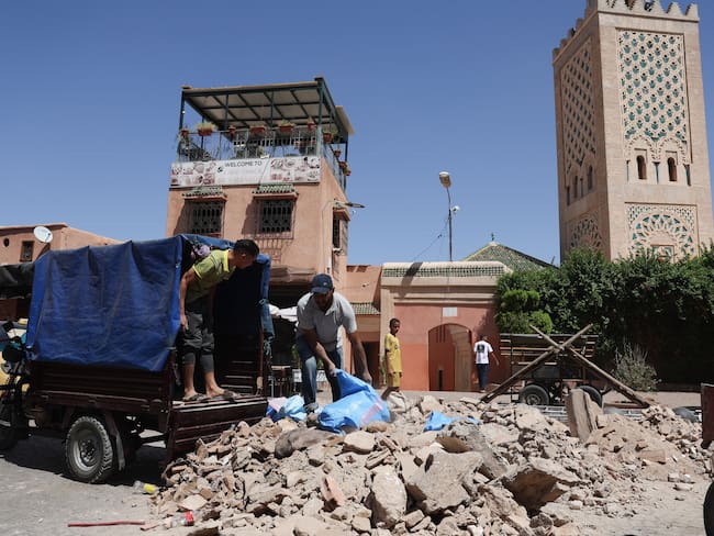 Marrakesh (Marrocos), 10/09/2023.- People clean the debris of damaged buildings that collapsed in a powerful earthquake in Marrakech, Morocco, 10 September 2023. A magnitude 6.8 earthquake that struck central Morocco late 08 September has killed at least 2,012 people and injured 2,059 others, 1,404 of whom are in serious condition, damaging buildings from villages and towns in the Atlas Mountains to Marrakesh, according to a report released by the country&#039;s Interior Ministry. The earthquake has affected more than 300,000 people in Marrakesh and its outskirts, the UN Office for the Coordination of Humanitarian Affairs (OCHA) said. (Terremoto/sismo, Marruecos) EFE/EPA/TIAGO PETINGA