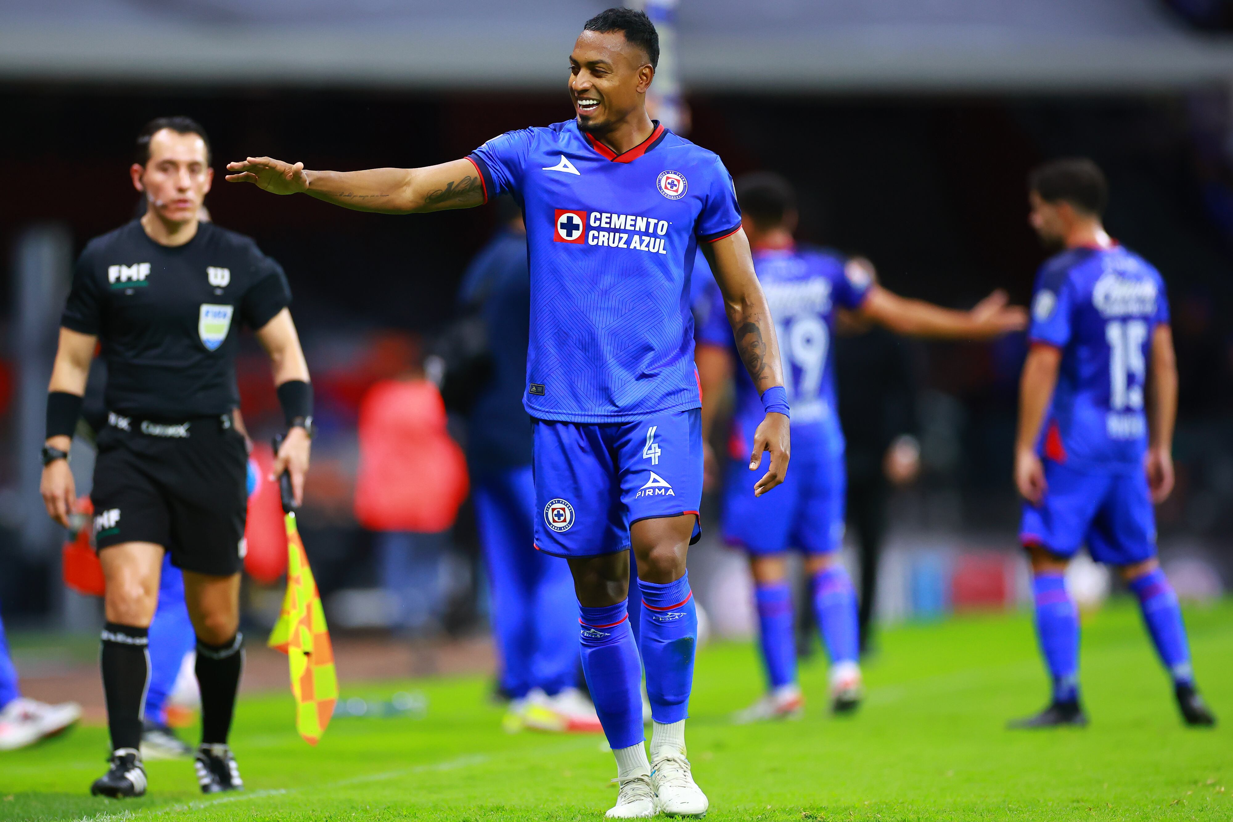 Willer Ditta con Cruz Azul celebrando el gol ante Puebla | Foto: Hector Vivas/Getty Images