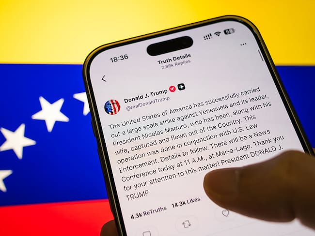 Bandera de Venezuela y mensaje de Donald Trump. (Photo illustration by Cheng Xin/Getty Images)