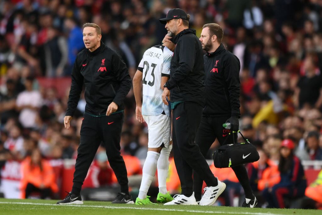 Luis Díaz al momento de ser sustituido en el partido ante Arsenal / (Foto por Shaun Botterill/Getty Images)