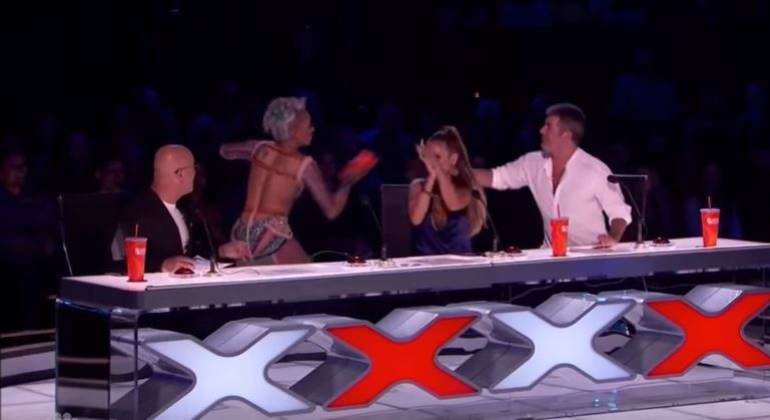 Mel B arrojandole agua a Simon Cowell.