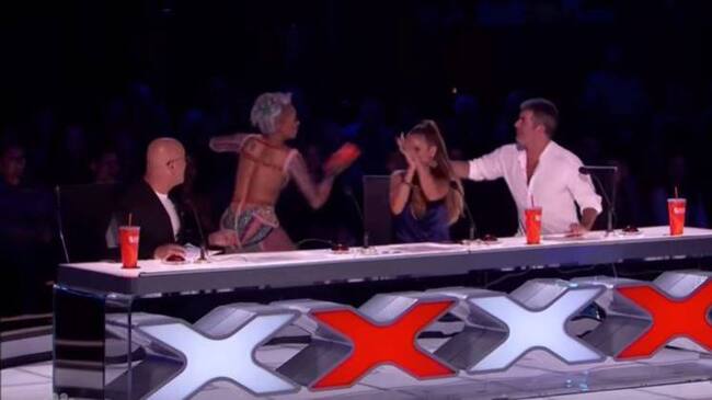 Mel B arrojandole agua a Simon Cowell.