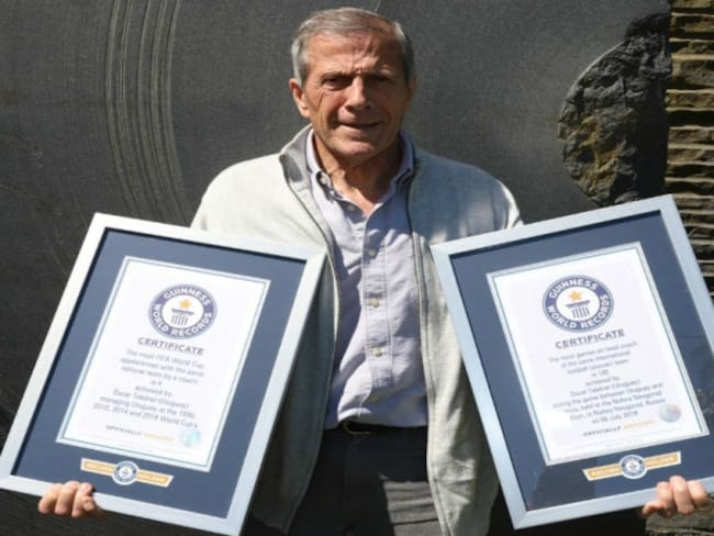 El &#039;maestro&#039; Tabárez recibió dos reconocimientos del Guinness World Records