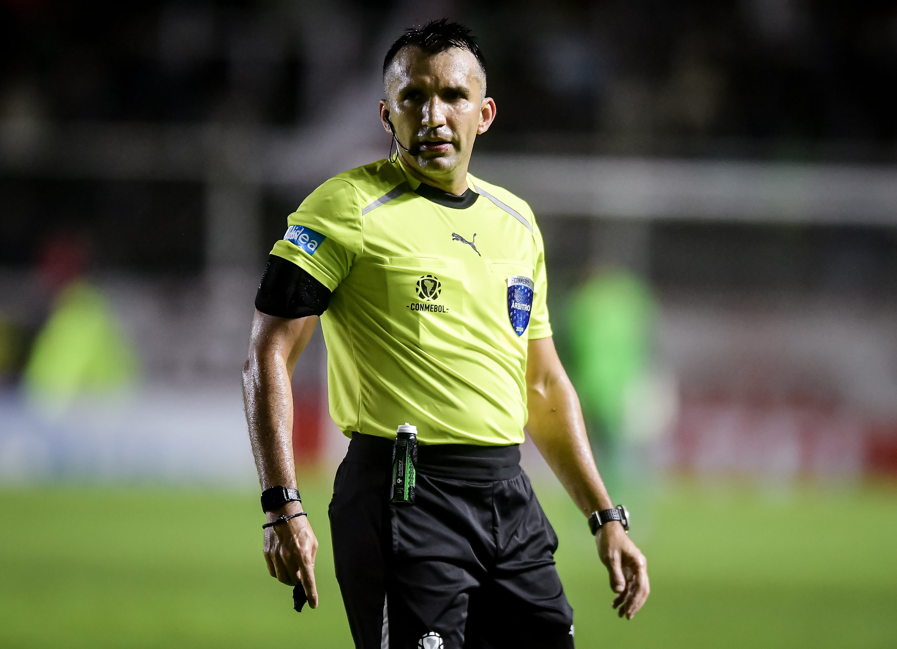 BANFIELD, ARGENTINA - APRIL 7: Referee Carlos Betancur of Colombia looks on during a Copa CONMEBOL Sudamericana 2026 group G match between Barracas Central and Vasco Da Gama at Florencio Sola Stadium on April 7, 2026 in Buenos Aires, Argentina. (Photo by Marcelo Endelli/Getty Images)