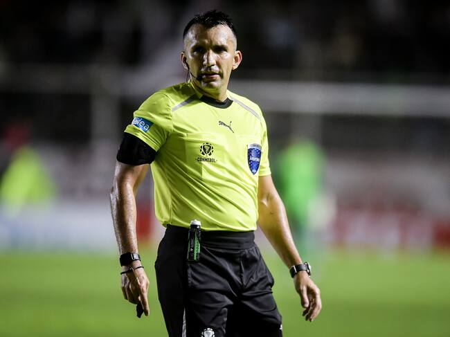 BANFIELD, ARGENTINA - APRIL 7: Referee Carlos Betancur of Colombia looks on during a Copa CONMEBOL Sudamericana 2026 group G match between Barracas Central and Vasco Da Gama at Florencio Sola Stadium on April 7, 2026 in Buenos Aires, Argentina. (Photo by Marcelo Endelli/Getty Images)