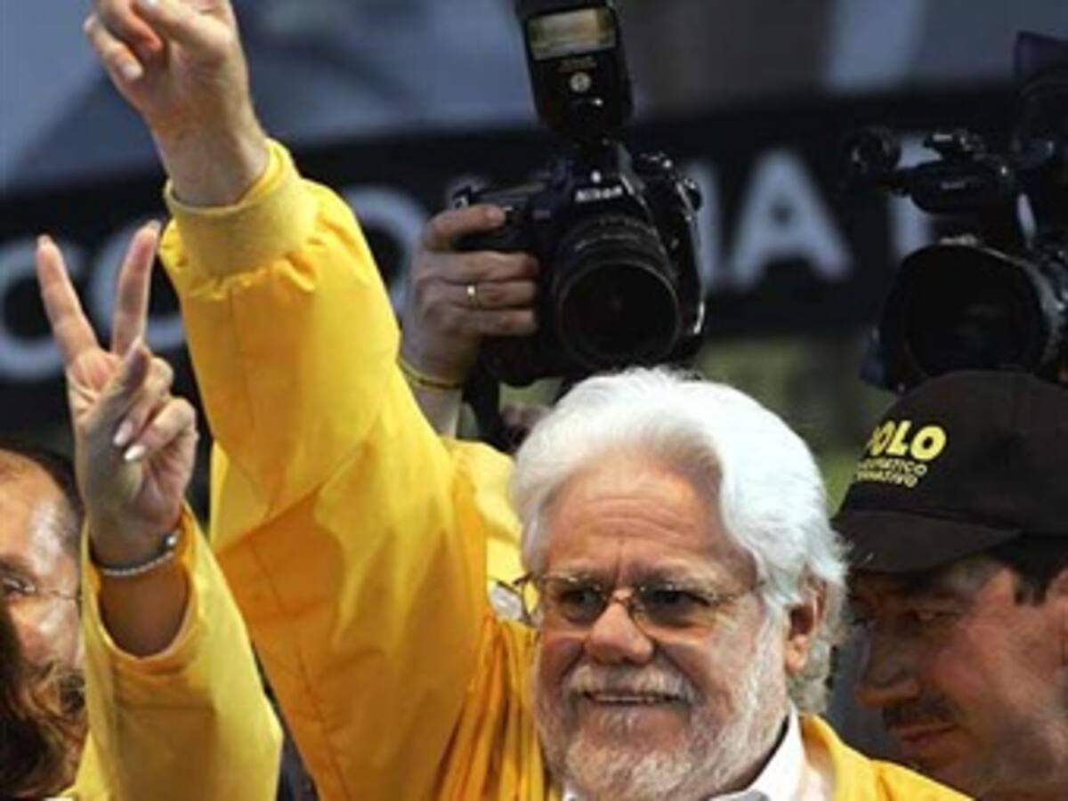 Carlos Gaviria declina su aspiración a la presidencia por el Polo
