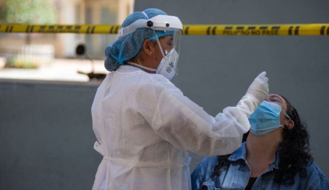 Realización de prueba para detectar COVID-19