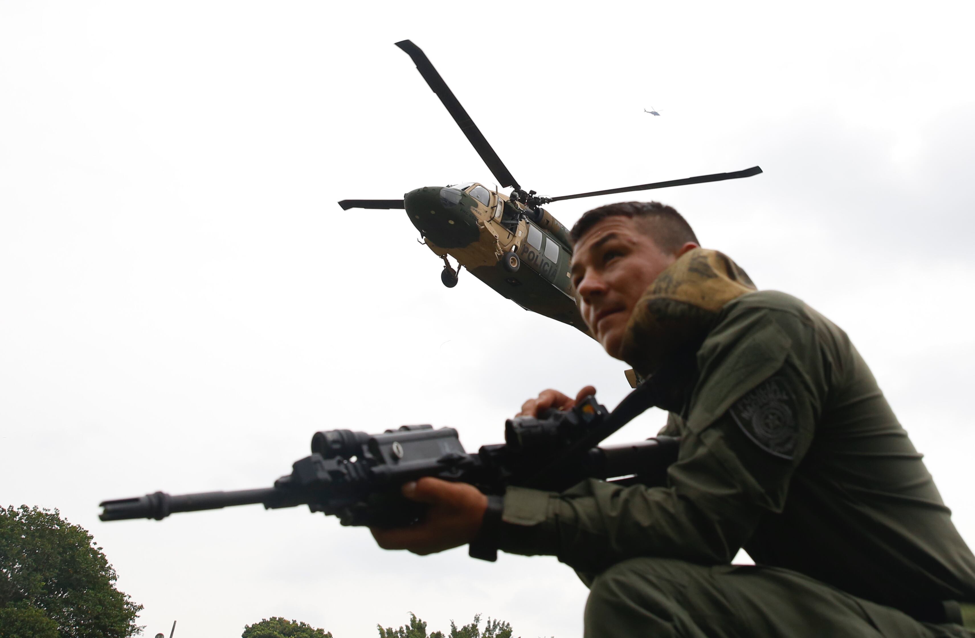 Policías prestan seguridad para el aterrizaje de un helicóptero en Timba, Cauca (Colombia). EFE/ Ernesto Guzmán