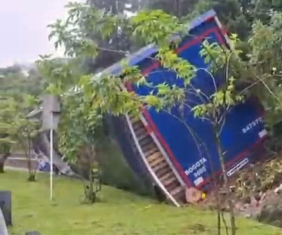 Vía Bogotá-Villeta tiene cierre total de la calzada norte por deslizamiento: un camión está atrapado