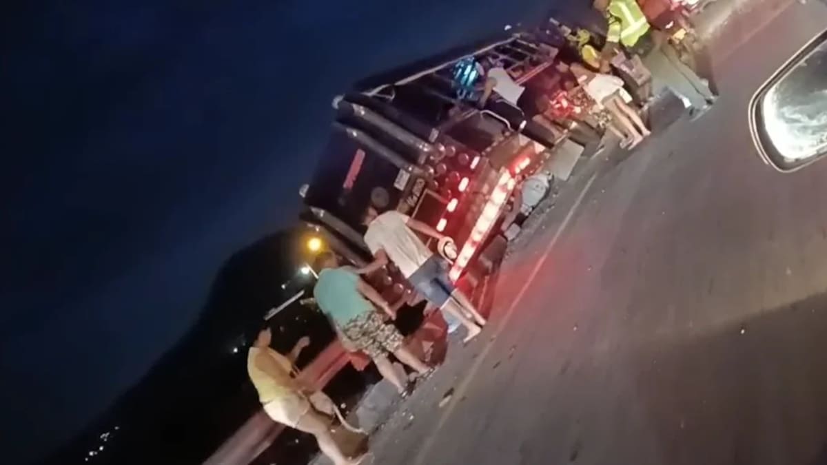 Chiva rumbera a punto de caer de puente en la Troncal del Caribe: más de 15 heridos en accidente