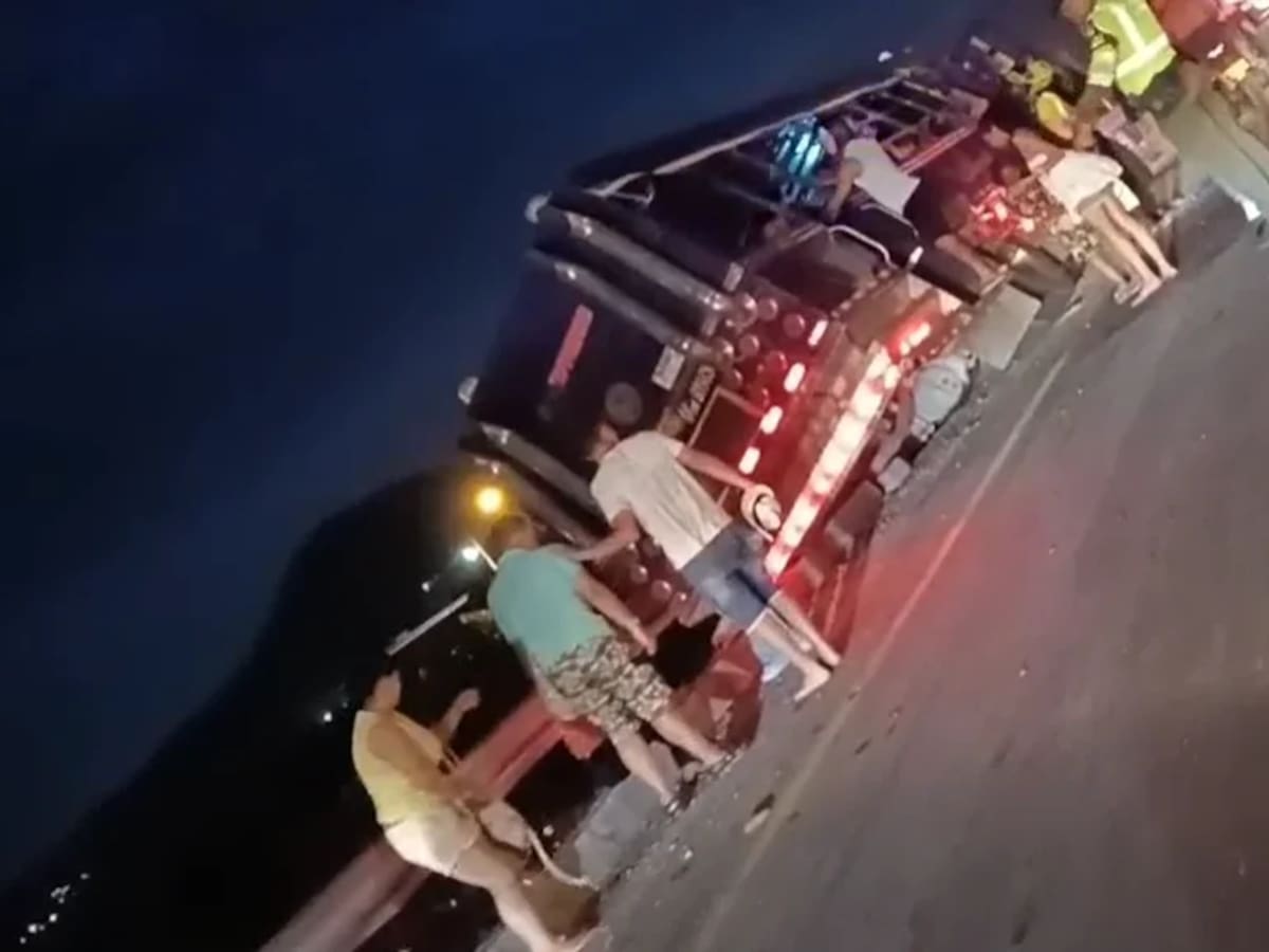Chiva rumbera a punto de caer de puente en la Troncal del Caribe: más de 15 heridos en accidente