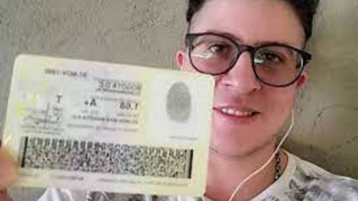 Mike recibe la primera cédula con "T" de trans en Colombia